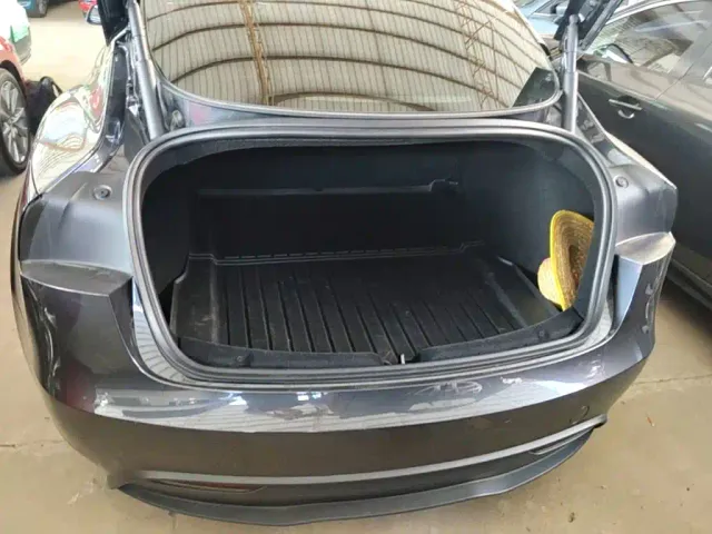 Tesla Model 3 — Фото автомобиля 18