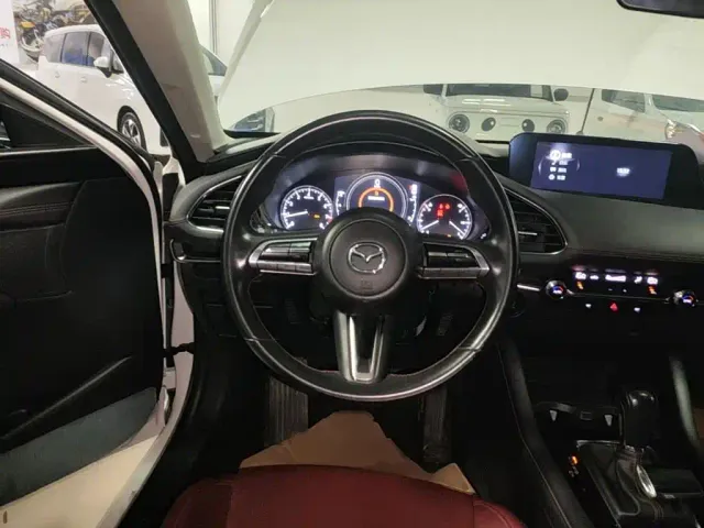Mazda Axela — Фото автомобиля 10