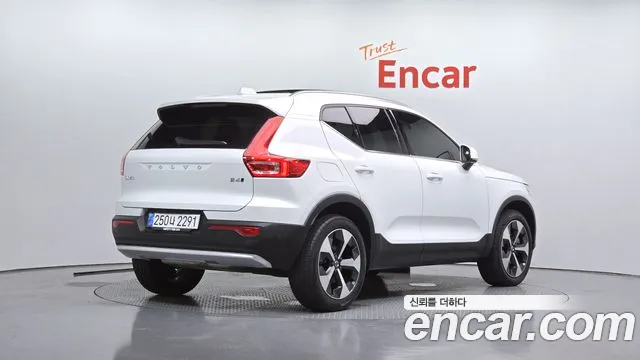 Вольво XC40 B4 Ultra Bright — Фото автомобиля 2