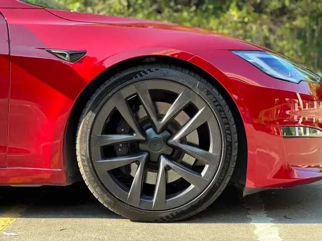 Tesla Model S — Фото автомобиля 21