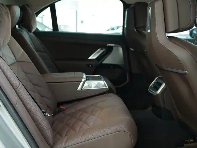 BMW 7 Series — Фото автомобиля 14