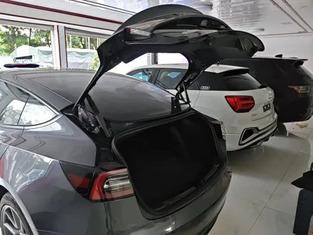 Tesla Model 3 — Фото автомобиля 18