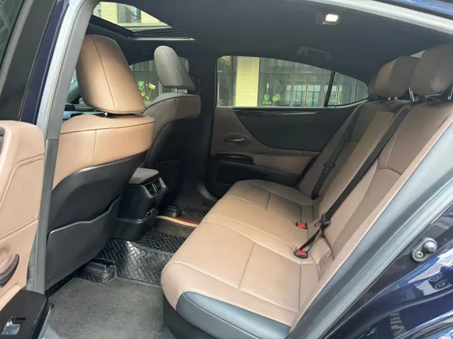 Lexus ES — Фото автомобиля 5