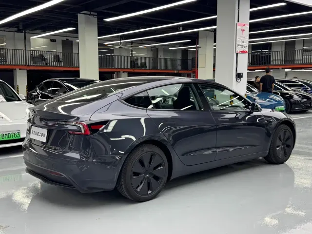 Tesla Model 3 — Фото автомобиля 11