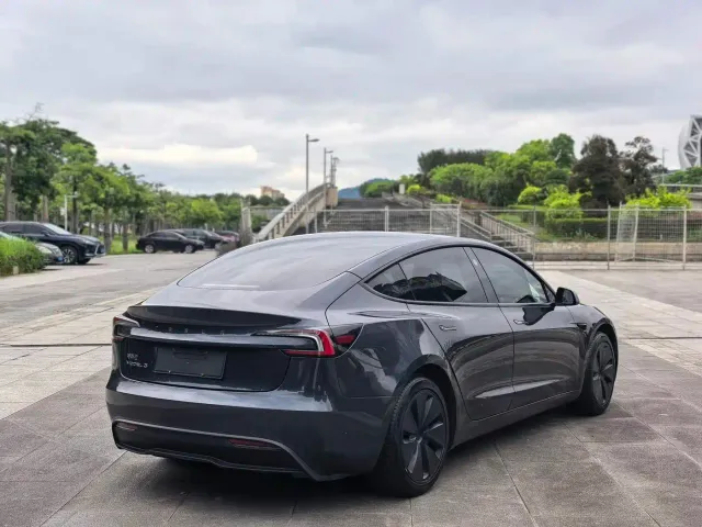Tesla Model 3 — Фото автомобиля 4