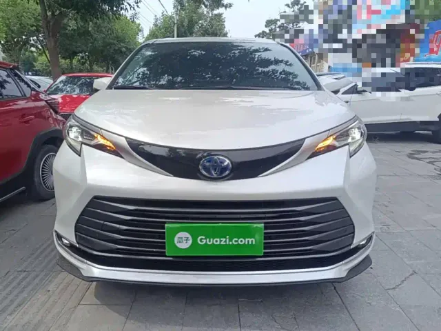 Toyota Sienna — Фото автомобиля 2