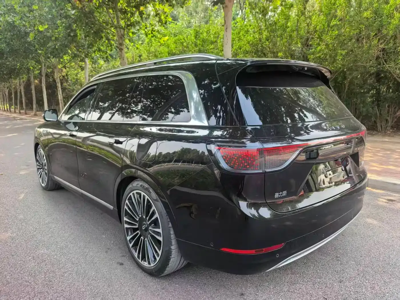 AITO Wenjie AITO M9 2024 Extended Range Ultra 42kWh 6-Seater — Фото автомобиля 3