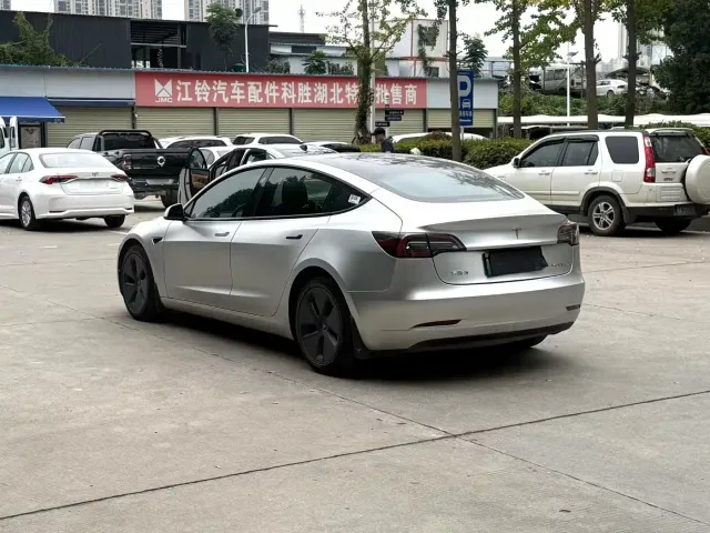Tesla Model 3 — Фото автомобиля 9