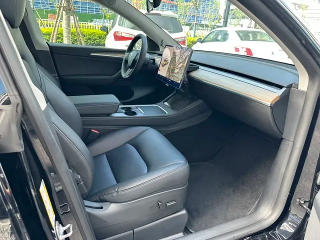 Tesla Model Y — Фото автомобиля 11