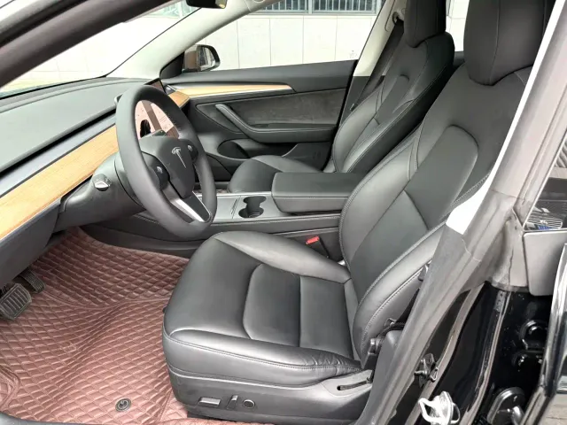 Tesla Model 3 — Фото автомобиля 5