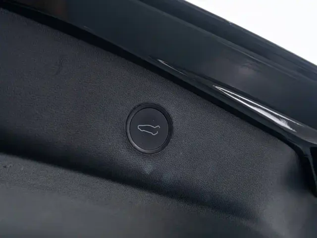 Tesla Model 3 — Фото автомобиля 10