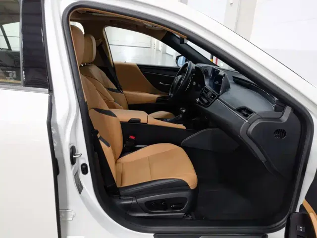 Lexus ES — Фото автомобиля 23
