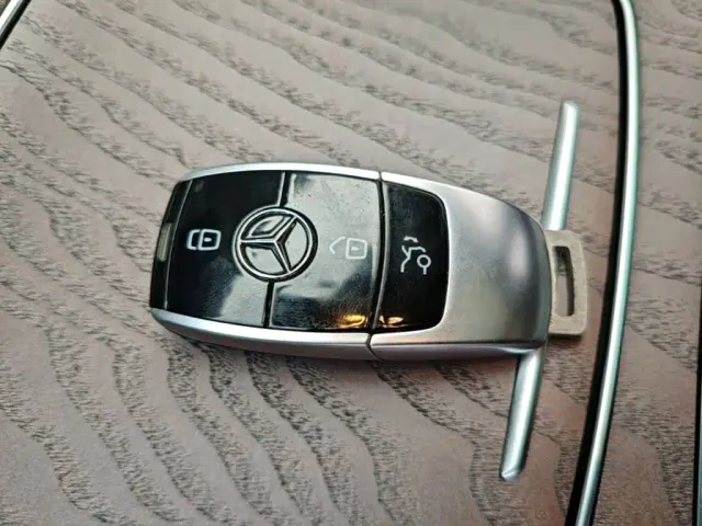 Mercedes-Benz E-Class — Фото автомобиля 8