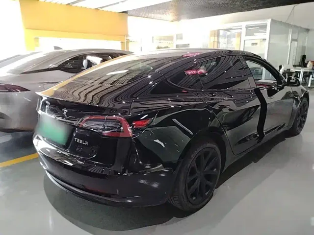 Tesla Model 3 — Фото автомобиля 6