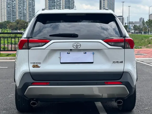 Toyota RAV4 — Фото автомобиля 10
