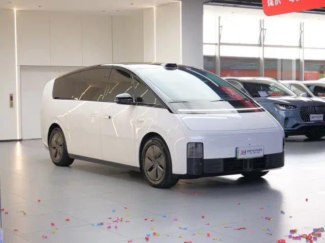 Li Auto MEGA — Фото автомобиля 3