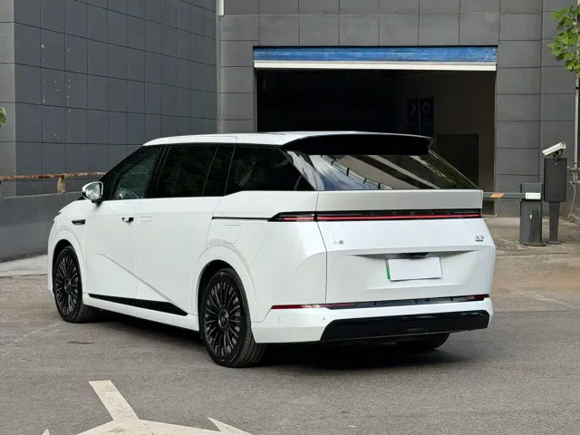 Xpeng X9 — Фото автомобиля 6