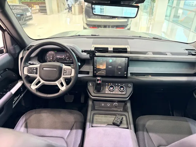 Land Rover Defender — Фото автомобиля 10