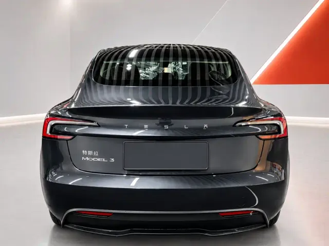 Tesla Model 3 — Фото автомобиля 5