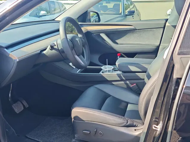 Tesla Model Y — Фото автомобиля 3