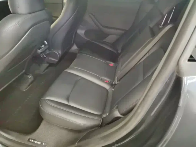 Tesla Model Y — Фото автомобиля 16