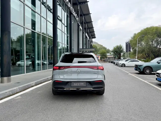 Mercedes-Benz EQE SUV — Фото автомобиля 9