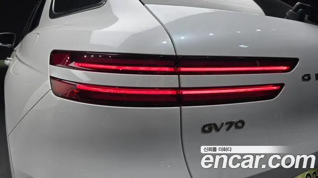 Genesis GV70 — Фото автомобиля 22