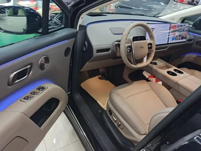 Li Auto i8 — Фото автомобиля 15