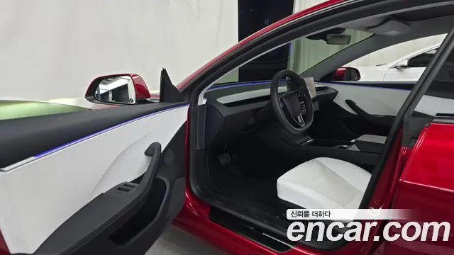 Tesla Model 3 — Фото автомобиля 10