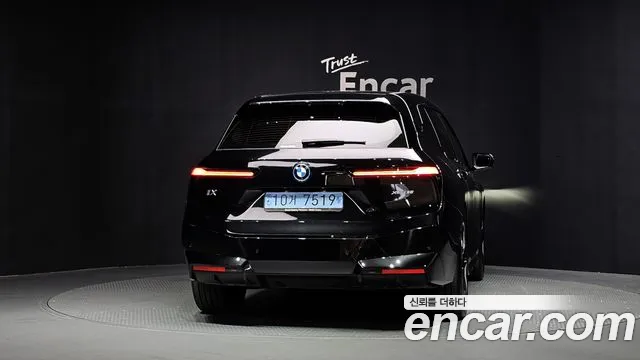 BMW iX — Фото автомобиля 4
