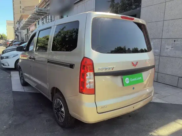Wuling Hongguang V — Фото автомобиля 4