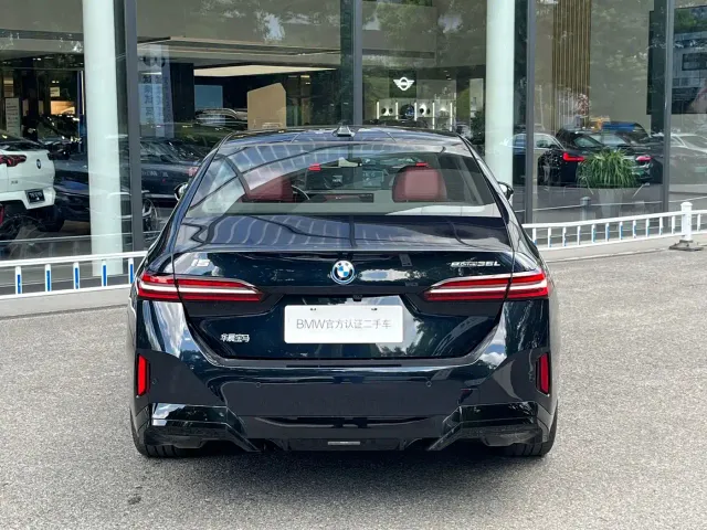 BMW i5 — Фото автомобиля 4