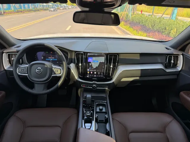 Volvo XC60 — Фото автомобиля 7