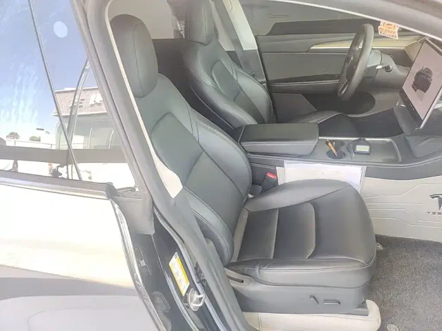 Tesla Model Y — Фото автомобиля 19