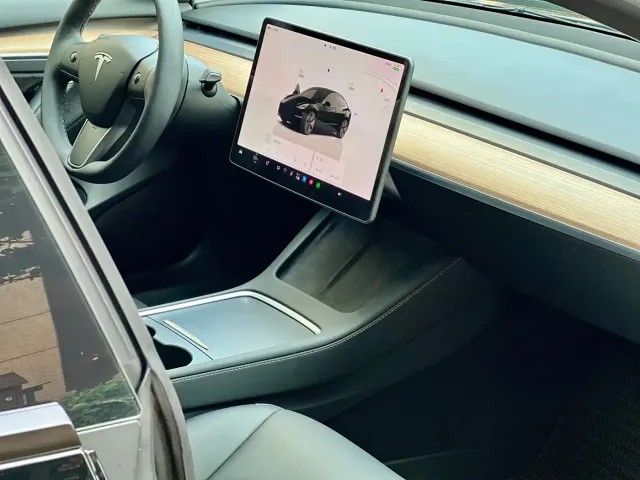 Tesla Model 3 — Фото автомобиля 19
