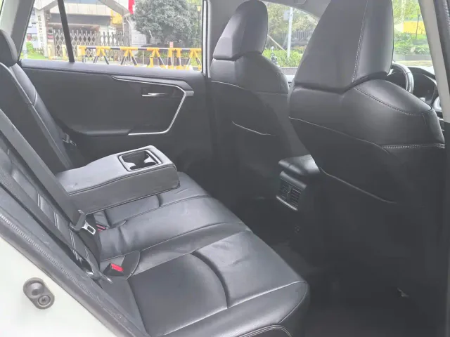 Toyota RAV4 — Фото автомобиля 12