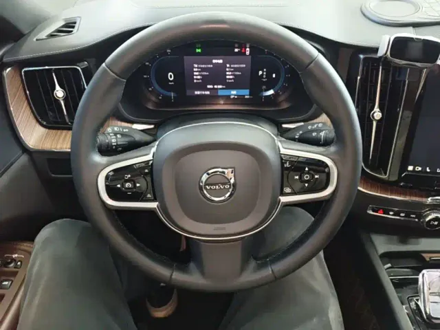 Volvo XC60 — Фото автомобиля 10