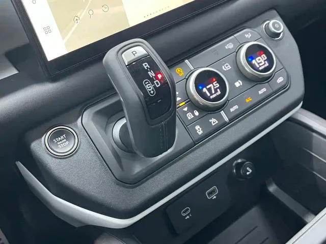 Land Rover Defender — Фото автомобиля 14