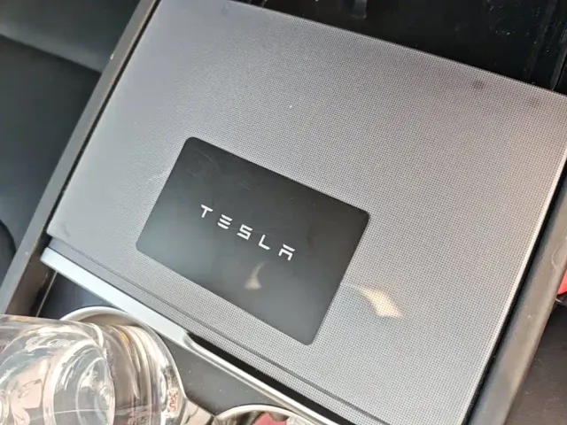 Tesla Model 3 — Фото автомобиля 8