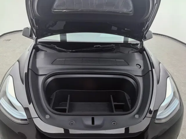 Tesla Model Y — Фото автомобиля 9