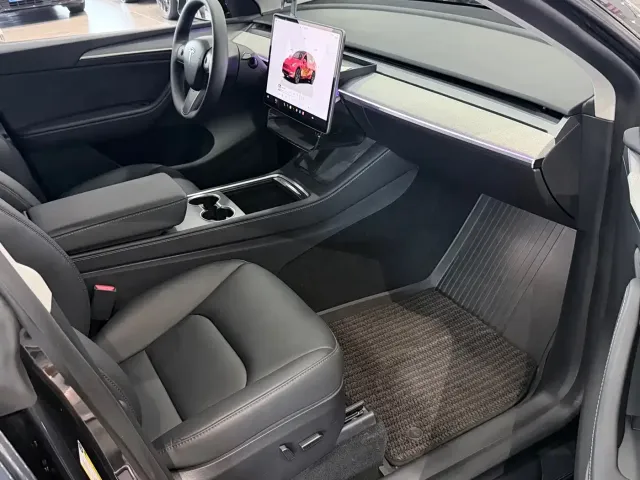Tesla Model Y — Фото автомобиля 7