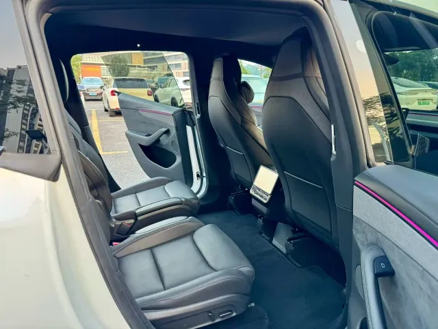Tesla Model Y L — Фото автомобиля 6