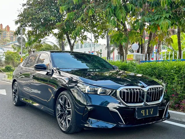 BMW BMW 5 Series 2024 530Li Premium M Sport Package — Фото автомобиля 3