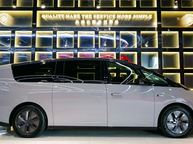 Li Auto MEGA — Фото автомобиля 7
