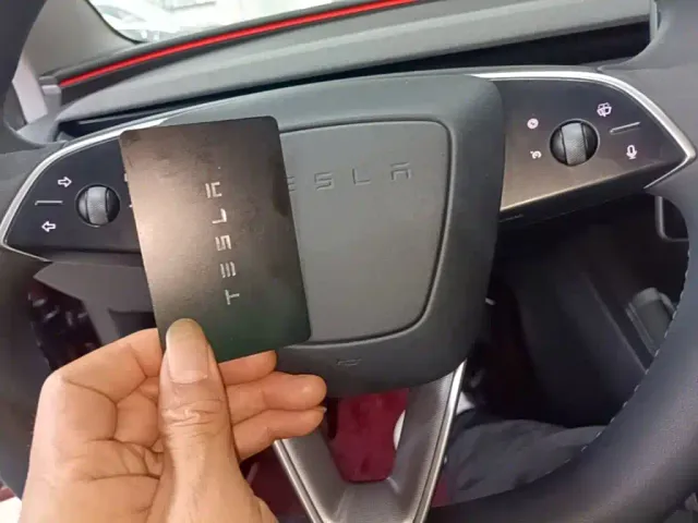 Tesla Model 3 — Фото автомобиля 8