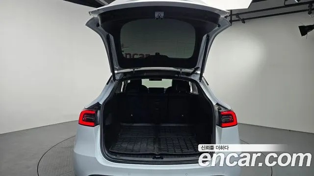 Tesla Model Y — Фото автомобиля 23