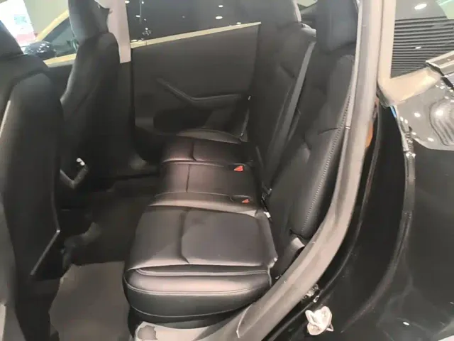 Tesla Model Y — Фото автомобиля 16