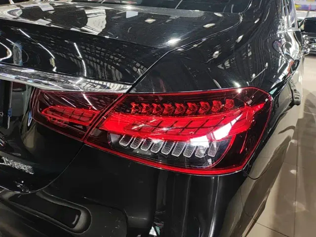 Mercedes-Benz E-Class — Фото автомобиля 7