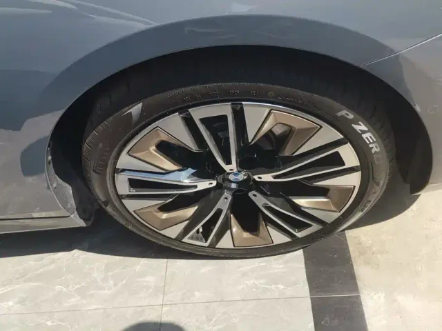 BMW 5 Series — Фото автомобиля 6