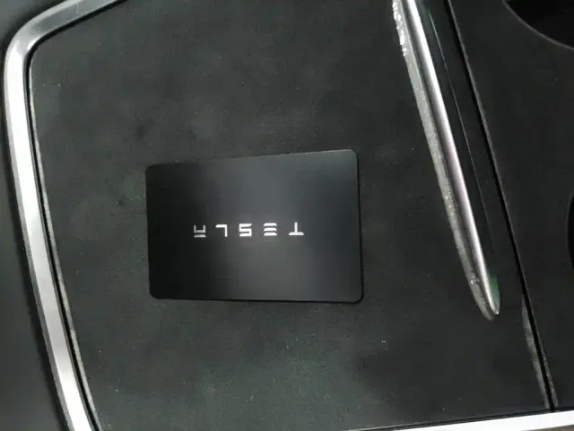 Tesla Model Y — Фото автомобиля 8